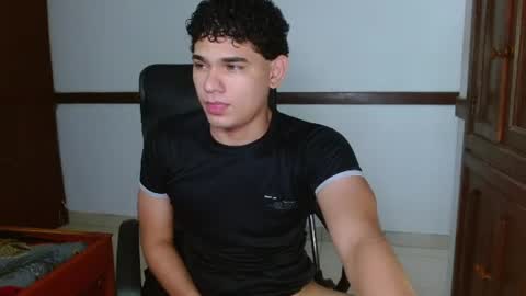 Snapshot of zyrosxk chatting on July 29, 7:17 am antonio felipe online show from July 29, 7:17 am
