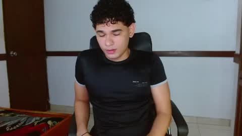 Snapshot of zyrosxk chatting on August 1, 7:07 am antonio felipe online show from August 1, 7:07 am