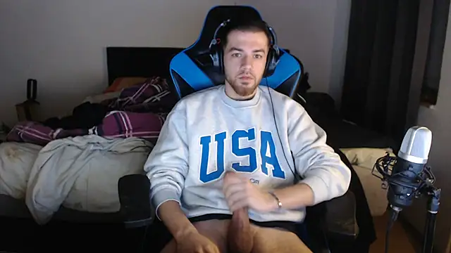 Snapshot of AlbanerYaro45 chatting on December 7, 1:36 am AlbanerYaro45 online show from December 7, 1:36 am