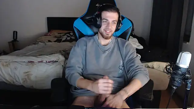 Snapshot of AlbanerYaro45 chatting on December 9, 5:52 pm AlbanerYaro45 online show from December 9, 5:52 pm