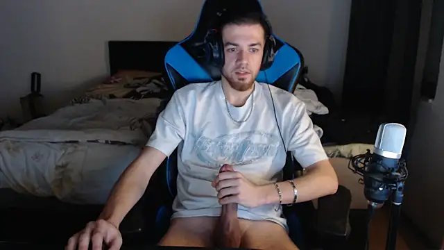 Snapshot of AlbanerYaro45 chatting on December 9, 11:34 pm AlbanerYaro45 online show from December 9, 11:34 pm