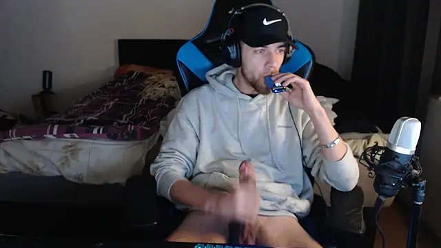 Snapshot of AlbanerYaro45 chatting on December 11, 9:45 pm AlbanerYaro45 online show from December 11, 9:45 pm