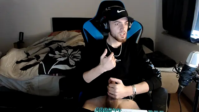 Snapshot of AlbanerYaro45 chatting on December 25, 12:58 pm AlbanerYaro45 online show from December 25, 12:58 pm