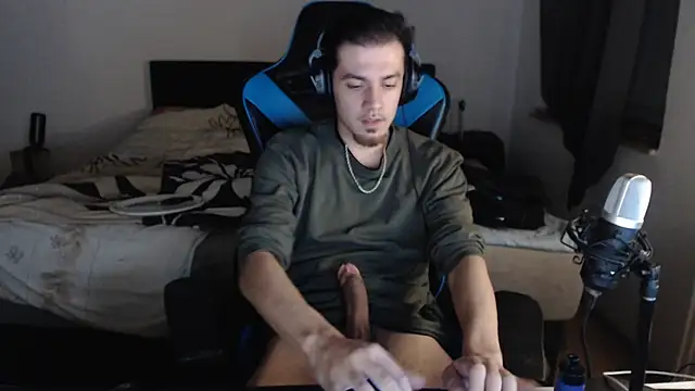 Snapshot of AlbanerYaro45 chatting on January 1, 10:24 pm AlbanerYaro45 online show from January 1, 10:24 pm