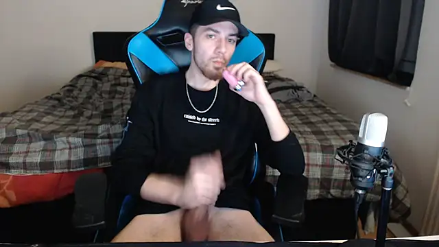 Snapshot of AlbanerYaro45 chatting on February 22, 6:19 pm AlbanerYaro45 online show from February 22, 6:19 pm