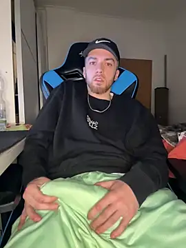 Snapshot of AlbanerYaro45 chatting on March 16, 10:42 pm AlbanerYaro45 online show from March 16, 10:42 pm