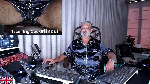 Snapshot of OnlineBossUK chatting on June 7, 11:03 am OnlineBossUK online show from June 7, 11:03 am