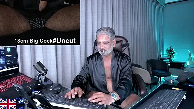 Snapshot of OnlineBossUK chatting on July 16, 4:35 pm OnlineBossUK online show from July 16, 4:35 pm