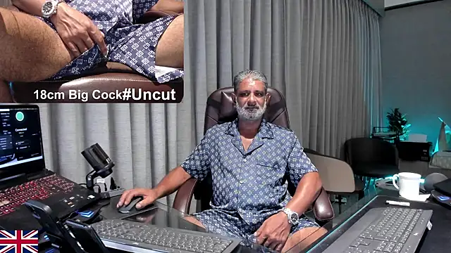 Snapshot of OnlineBossUK chatting on July 28, 8:45 pm OnlineBossUK online show from July 28, 8:45 pm