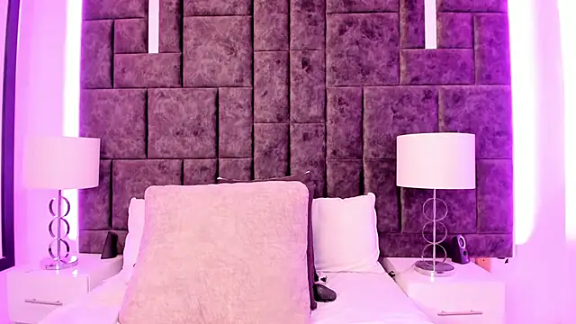 Snapshot of Petit-Rosse chatting on February 5, 8:35 pm Petit-Rosse online show from February 5, 8:35 pm