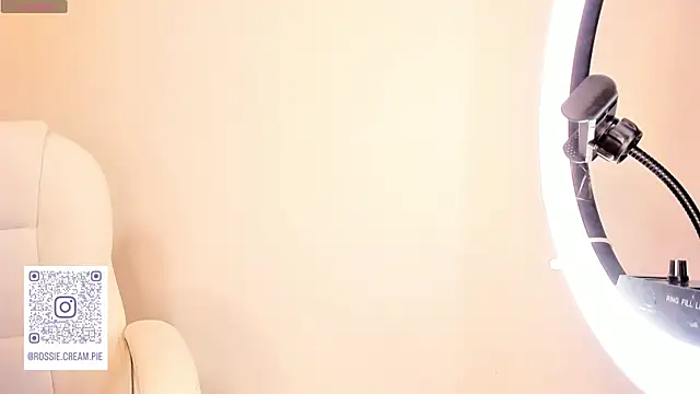 Snapshot of Petit-Rosse chatting on February 20, 2:40 am Petit-Rosse online show from February 20, 2:40 am