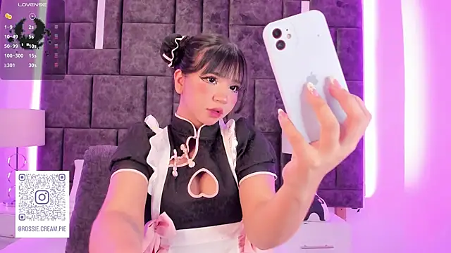 Snapshot of Petit-Rosse chatting on March 6, 10:47 pm Petit-Rosse online show from March 6, 10:47 pm