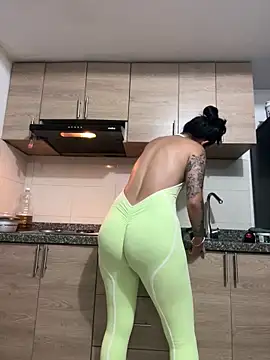 Snapshot of valeriia25_ chatting on November 26, 12:44 am valeriia25 online show from November 26, 12:44 am