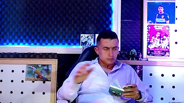 Snapshot of Darko0717 chatting on February 11, 11:33 pm Darko0717 online show from February 11, 11:33 pm