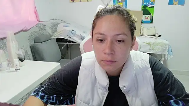 Snapshot of MommyMiaWs chatting on May 6, 2:55 pm MommyMiaWs online show from May 6, 2:55 pm