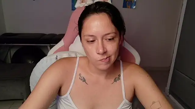 Snapshot of MommyMiaWs chatting on June 12, 5:12 pm MommyMiaWs online show from June 12, 5:12 pm