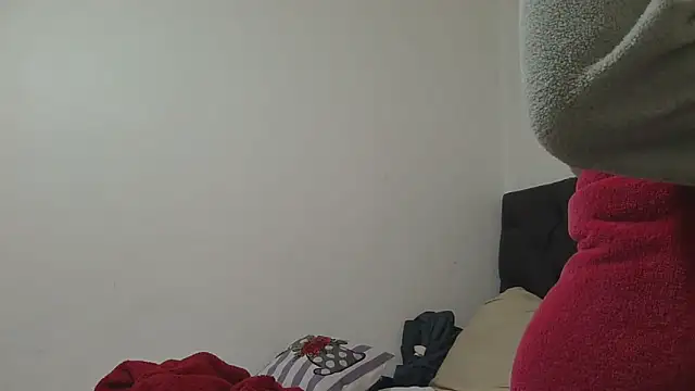 Snapshot of sluttylaura21 chatting on May 14, 6:53 am sluttylaura21 online show from May 14, 6:53 am
