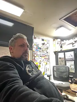 Snapshot of tank32s chatting on March 10, 7:32 am tank32s online show from March 10, 7:32 am