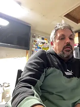 Snapshot of tank32s chatting on November 17, 8:53 am tank32s online show from November 17, 8:53 am