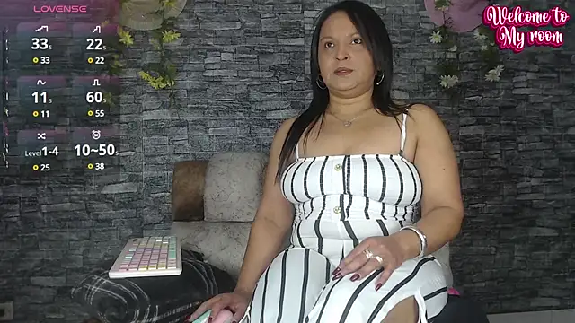 Danna Paolaa  online show from February 18, 2:05 am