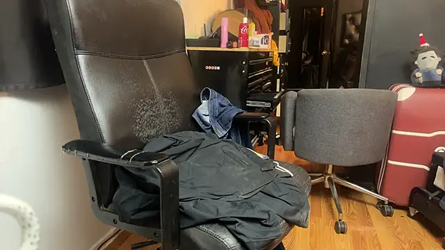 Snapshot of leanjamesdean chatting on December 15, 2:38 am leanjamesdean online show from December 15, 2:38 am