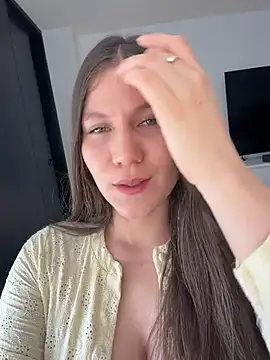 Snapshot of AmelieLaurent_ chatting on August 4, 7:49 pm AmelieLaurent online show from August 4, 7:49 pm
