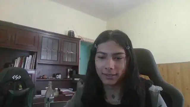 Snapshot of calliemaggotbone chatting on April 17, 10:40 am calliemaggotbone online show from April 17, 10:40 am