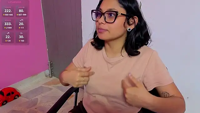 Snapshot of Cuteprincess21 chatting on October 19, 12:22 am Cuteprincess21 online show from October 19, 12:22 am