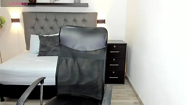 Snapshot of emily_villamil chatting on December 4, 7:56 pm emily villamil online show from December 4, 7:56 pm