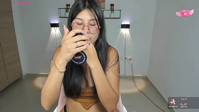 Snapshot of emily_villamil chatting on October 20, 9:04 pm emily villamil online show from October 20, 9:04 pm