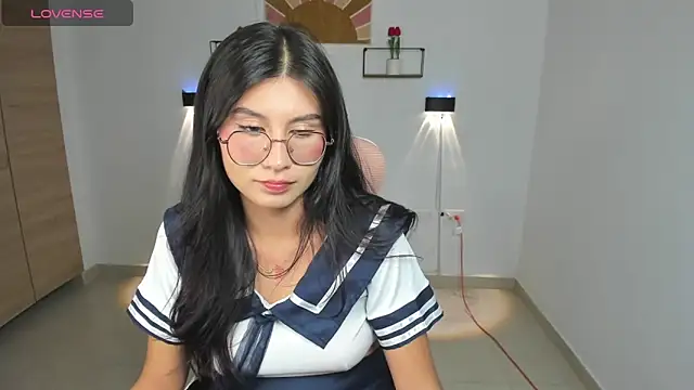 Snapshot of emily_villamil chatting on October 30, 11:27 pm emily villamil online show from October 30, 11:27 pm