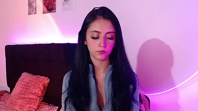 Coralinnee  online show from March 7, 4:13 am