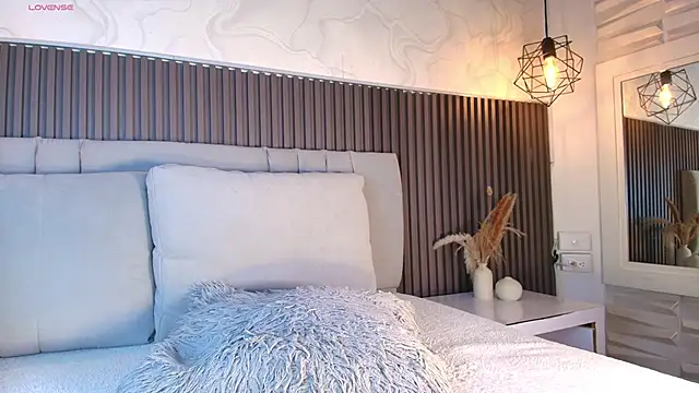 SHANONCLARK online show from February 18, 7:10 pm