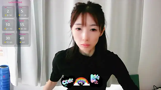 Snapshot of Love_me_Eri_ chatting on October 18, 4:04 am Love me Eri online show from October 18, 4:04 am