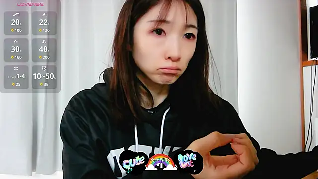 Snapshot of Love_me_Eri_ chatting on November 10, 1:04 am Love me Eri online show from November 10, 1:04 am