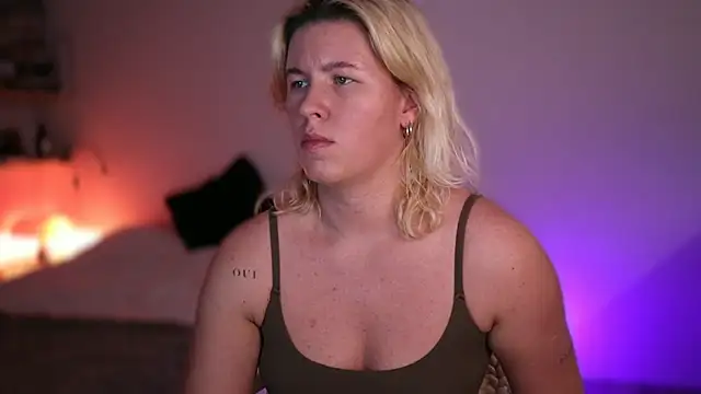 Snapshot of moonamii chatting on February 25, 7:03 pm moonamii online show from February 25, 7:03 pm