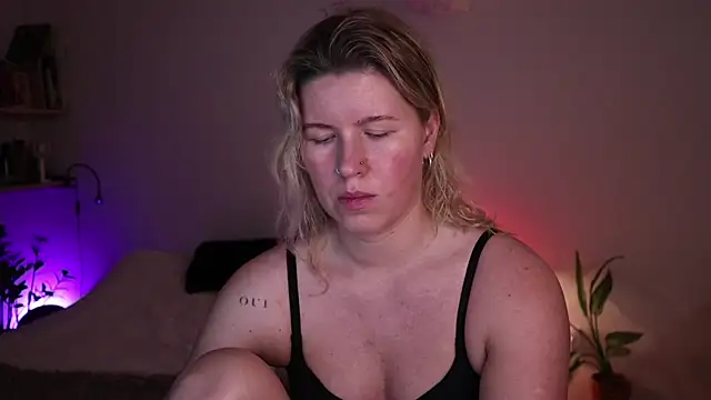 Snapshot of moonamii chatting on November 13, 6:40 pm moonamii online show from November 13, 6:40 pm