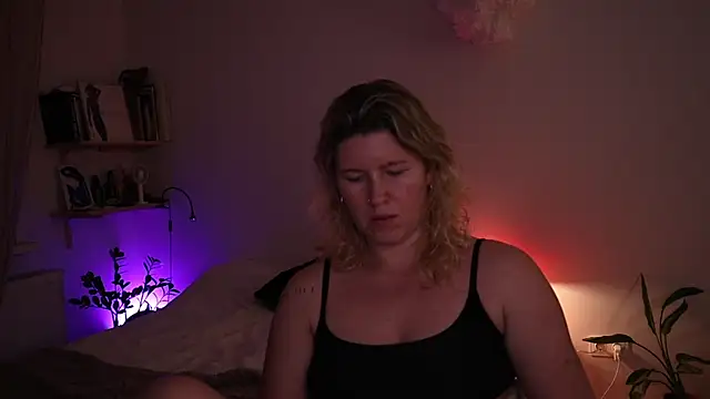 Snapshot of moonamii chatting on December 13, 8:04 pm moonamii online show from December 13, 8:04 pm