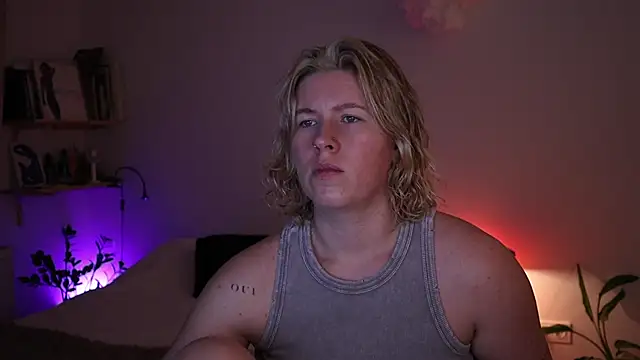 Snapshot of moonamii chatting on December 16, 6:24 pm moonamii online show from December 16, 6:24 pm