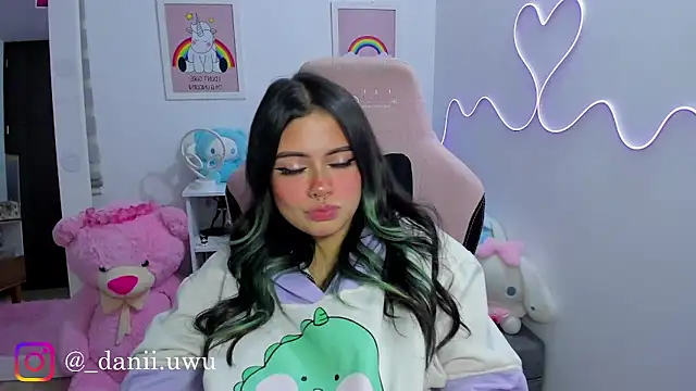 Snapshot of CuteDani_ chatting on June 28, 9:59 am CuteDani online show from June 28, 9:59 am