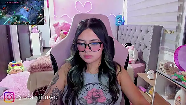 Snapshot of CuteDani_ chatting on July 18, 5:33 am CuteDani online show from July 18, 5:33 am