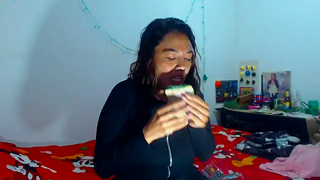 Snapshot of AmaraRoberts420 chatting on December 7, 3:19 pm AmaraRoberts420 online show from December 7, 3:19 pm