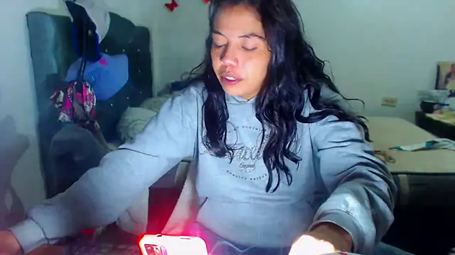 Snapshot of AmaraRoberts420 chatting on November 19, 1:27 am AmaraRoberts420 online show from November 19, 1:27 am