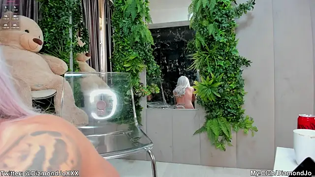 Snapshot of DiamondJo_ chatting on January 28, 6:49 am DiamondJo online show from January 28, 6:49 am