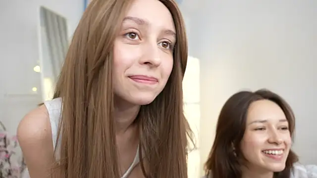 Snapshot of VivianLy_ chatting on December 5, 9:50 am VivianLy  online show from December 5, 9:50 am