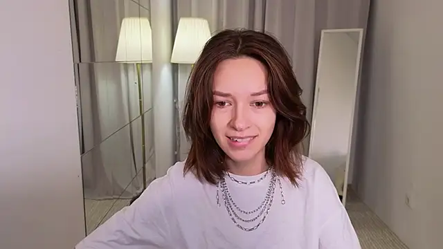 Snapshot of VivianLy_ chatting on December 20, 7:55 am VivianLy  online show from December 20, 7:55 am