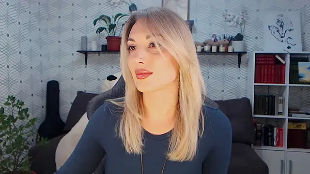 MillaXQueen online show from May 27, 1:19 pm