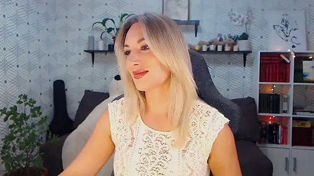 MillaXQueen online show from June 15, 2:52 pm