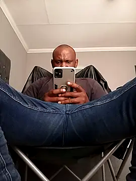 Snapshot of TheTwist chatting on April 6, 6:03 am TheTwist online show from April 6, 6:03 am