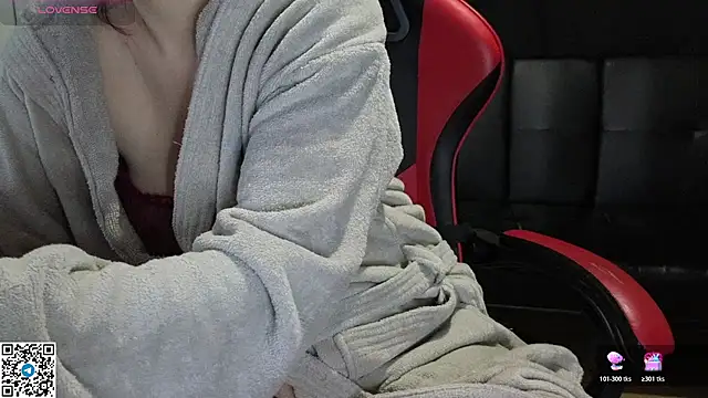 Snapshot of Mia_G0ld chatting on November 9, 3:43 pm Mia G0ld online show from November 9, 3:43 pm